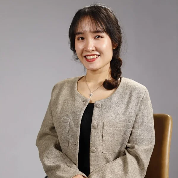 Cô Ái Vi, Sáng lập SpeakPro, IELTS 8.0