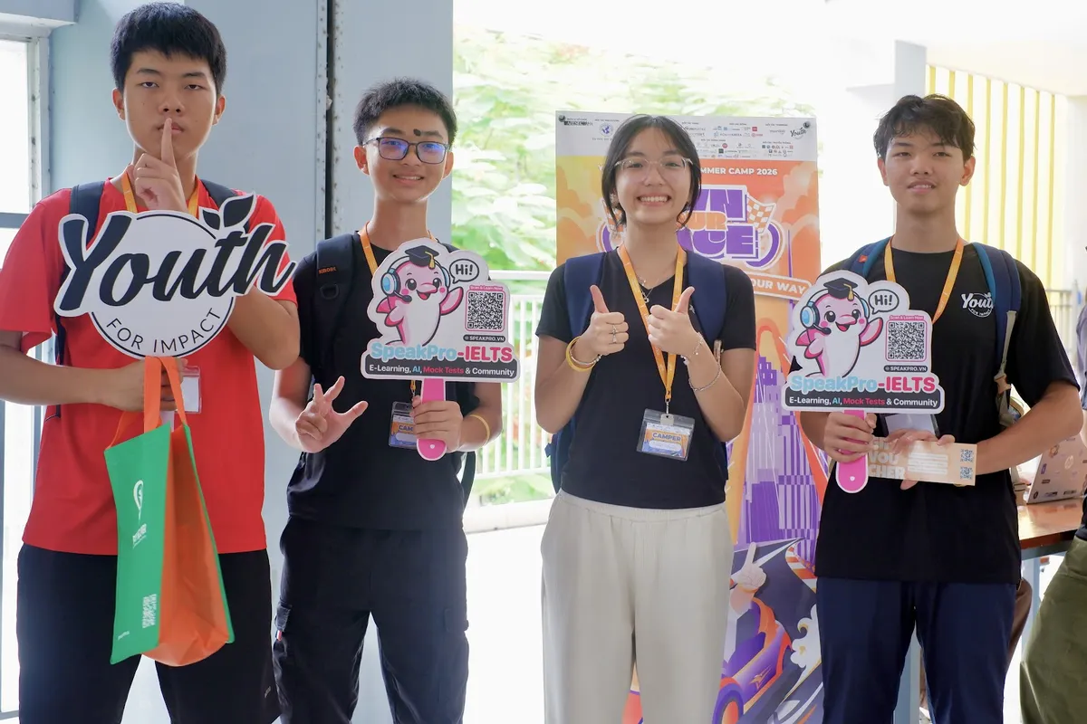 Học sinh tại chương trình Youth For Impact cầm bảng SpeakPro