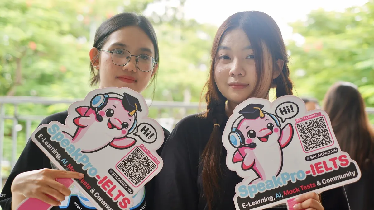 Các bạn trẻ cầm bảng SpeakPro IELTS tại sự kiện