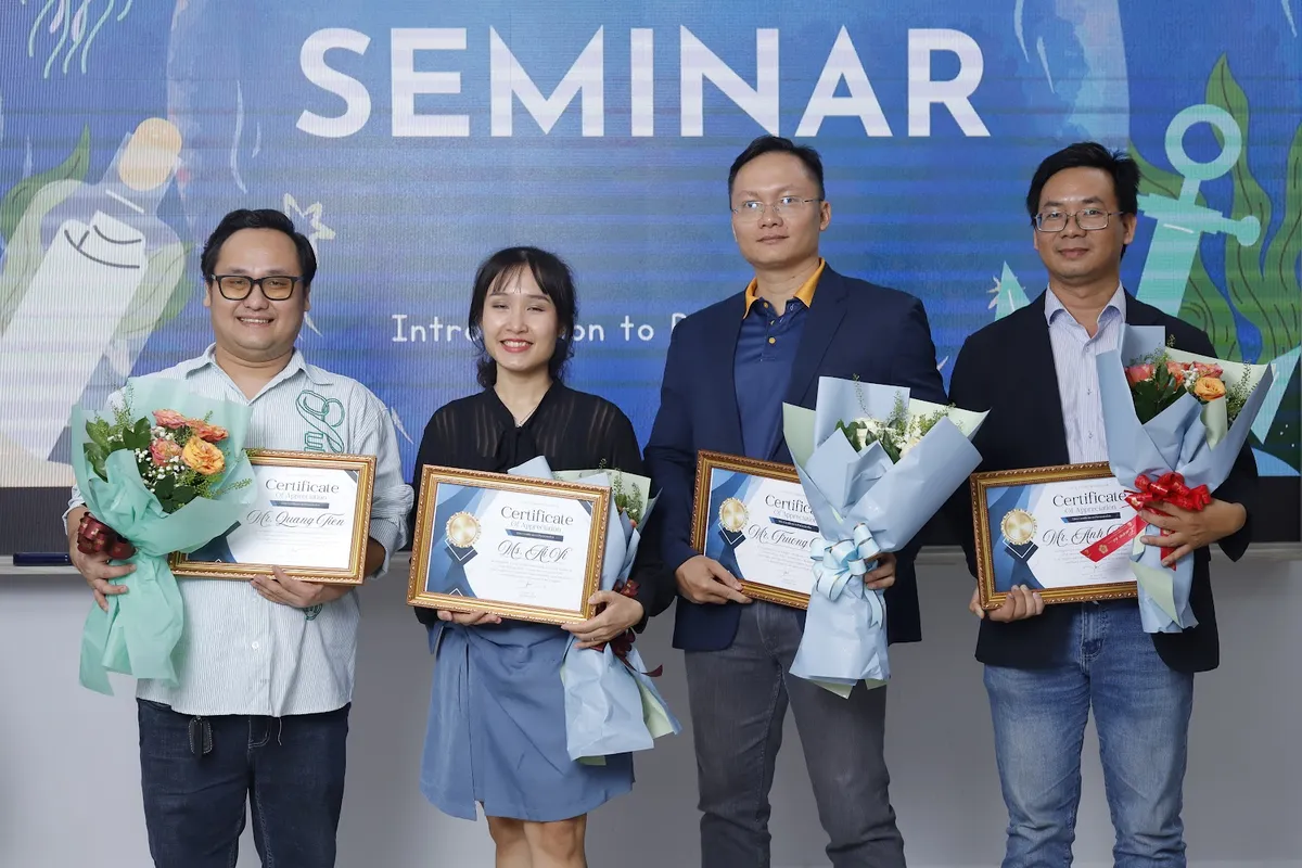 Cô Ái Vi cùng các diễn giả tại Đại học Ngoại Thương